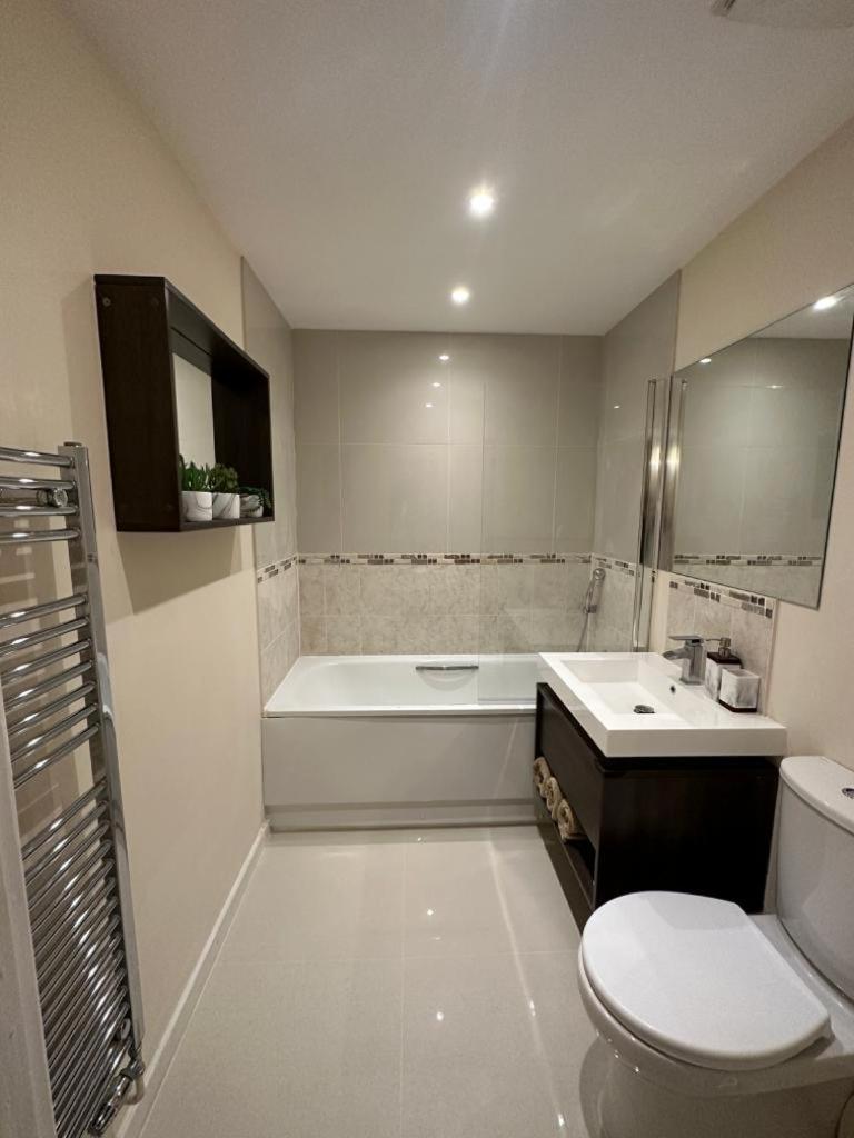 Modern Flat Apartment Watford  Ngoại thất bức ảnh