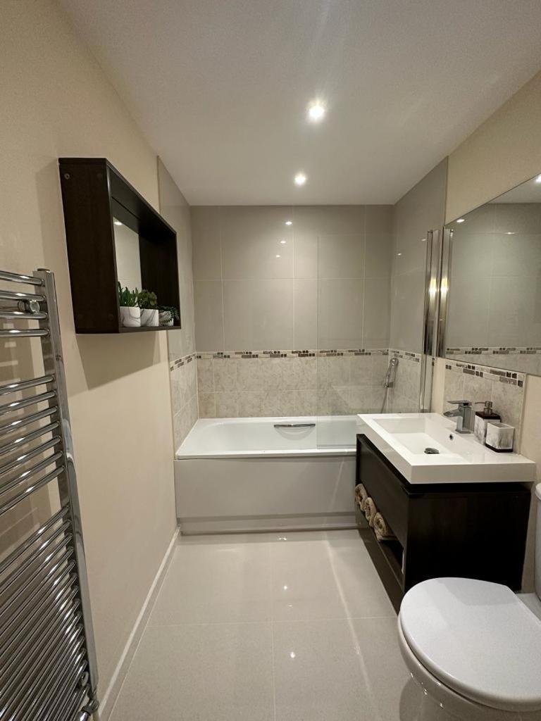Modern Flat Apartment Watford  Ngoại thất bức ảnh